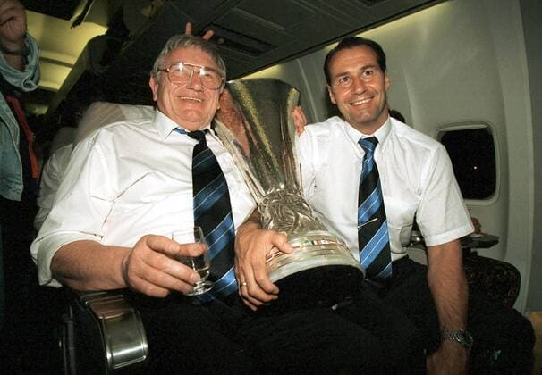Schalke-Faktotum Charly Neumann (li.) und Trainer Huub Stevens (beide Schalke) mit dem Pokal im Flugzeug Fußball EC 3 Herren UEFA-Pokal 1996 1997, 2. Endspiel, Finale, Mailand - FC Schalke 04 1:0, 1:4 n.E., Europapokal, Pokal Gruppe Europacup, Flughafen Mailand Freude,