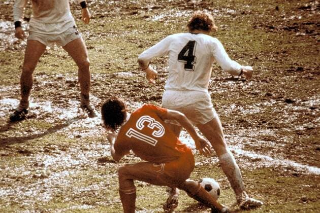 Hans-Georg Katsche Schwarzenbeck (BRD, re.) im Duell mit Henryk Kasperczak (Polen) Fußball WM Herren Weltmeisterschaft 1974, Länderspiel, Polen - BR Deutschland 0:1, Nationalmannschaft, Nationalteam Gruppe Waldstadion Frankfurt M. Dynamik,