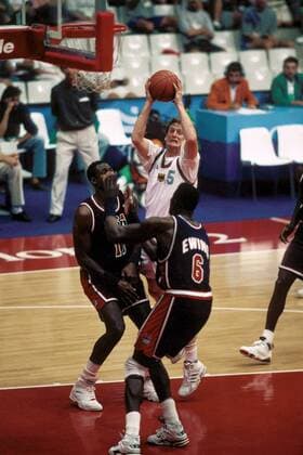 Mike Jackel (Deutschland, hinten) gegen Patrick Ewing (vorn) und Karl Malone (beide USA) Basketball OS Sommer Herren Olympische Sommerspiele 1992, Olympia, Olympiade, Spiele, Deutschland - USA 68:111 Gruppe Barcelona Dynamik,