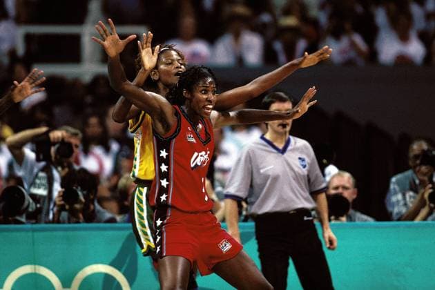 Lisa Leslie (USA, vorn) gegen Alessandra Oliveira (Brasilien) Basketball OS Sommer Damen Olympische Sommerspiele 1996, Olympia, Olympiade, Spiele, Finale, Endspiel, USA - Brasilien Gruppe Georgia Dome Atlanta Kampf,