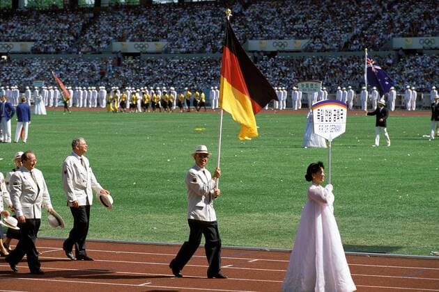 Fahnenträger Dr. Rainer Klimke (BRD) führt die Deutsche Delegation in Seouls Olympiastadion Pferdesport OS Sommer Herren Olympische Sommerspiele 1988, Olympia, Olympiade, Spiele, Eröffnung, Feier, Eröffnungsfeier Totale Olympiastadion Seoul