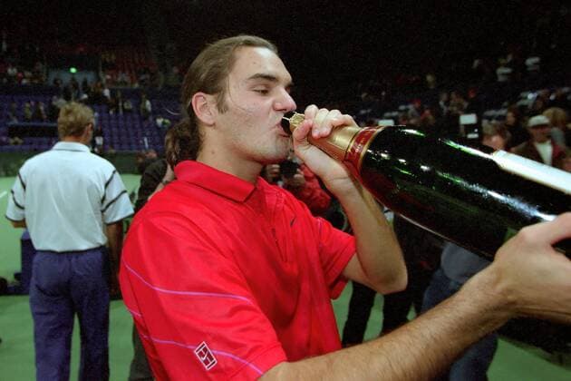 Roger Federer (Schweiz) nimmt einen Schluck aus der Champagnerflasche Tennis Herren Davis Cup 2001, Daviscup, Daviscupteam, Halle, Indoor, Hallentennis, Hallenturnier Einzelbild St. Jakobshalle Basel