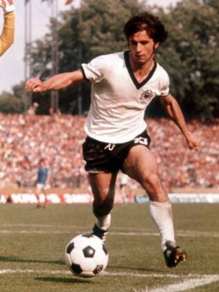 Gerd Müller (BRD) am Ball Fußball WM Herren Weltmeisterschaft 1974, Länderspiel, Nationalmannschaft, Nationalteam, Nationaltrikot Einzelbild Rheinstadion Düsseldorf Dynamik,