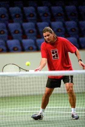 Trainer Peter Lundgren (Schweden) - Vorhand Tennis Herren Davis Cup 2001, Daviscup, Daviscupteam, Halle, Indoor, Hallentennis, Hallenturnier, Training Einzelbild St. Jakobshalle Basel