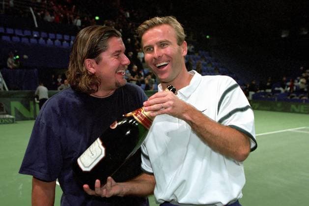 Co-Trainer Peter Lundgren (Schweden, li.) und Teamchef Jakob Hlasek (beide Schweiz) mit einer Champagnerflasche Tennis Herren Davis Cup 2001, Daviscup, Daviscupteam, Halle, Indoor, Hallentennis, Hallenturnier Gruppe St. Jakobshalle Basel Begeisterung, Freude,