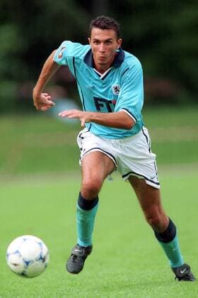 Martin Stranzl (1860) am Ball Fußball 1. BL Herren Saisonvorbereitung 1999 2000, TSV 1860 München, Test, Testspiel, Sommerpause Einzelbild Dynamik,