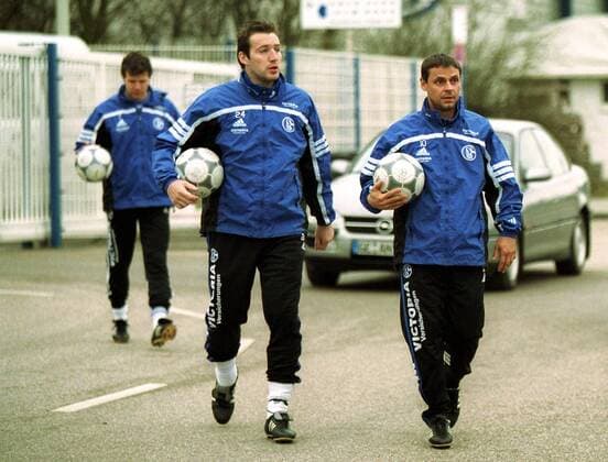 Marc Wilmots (li.) und Olaf Thon (beide Schalke) auf dem Weg zum Training Fußball 1. BL Herren Saison 2001 2002, Training, Winterpause, FC Schalke 04 Gruppe Gelsenkirchen
