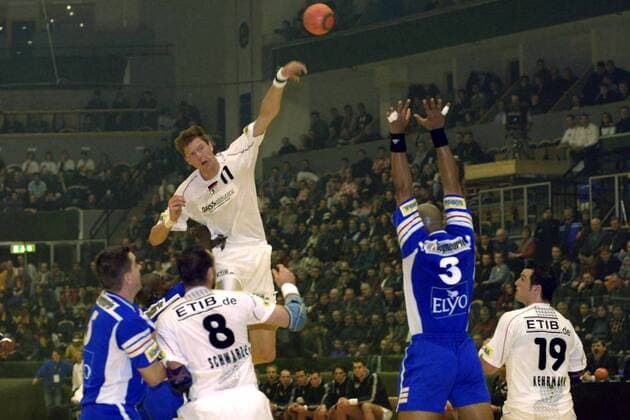 Volker Zerbe (hinten, Deutschland) - Torwurf Handball EM Herren Europameisterschaft 2002, Deutschland - Frankreich 15:15, Vdig, Länderspiel Gruppe Kinnarps Arena Jönköping Dynamik, Höhe,