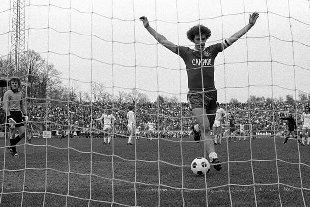 Torjubel - Klaus Toppmöller (re., Lautern) schießt den Ball ins Tor nachdem er Torwart Sepp Maier (Bayern) ausgespielt hat Fußball 1. BL Herren Saison 1977 1978, 1.FC Kaiserslautern - FC Bayern München 5:0, Vneg, Vsw Gruppe Betzenberg Kaiserslautern Freude,