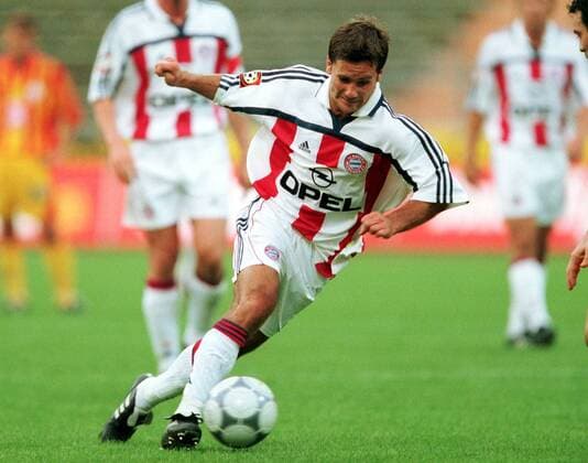Michael Wiesinger (Bayern) am Ball Fußball 1. BL Herren Saison 2000 2001, FC Bayern München, 100jähriges, 100-jähriges, Jubiläum, Vereinsjubiläum, Jahre, Einzelbild Olympiastadion München Dynamik,
