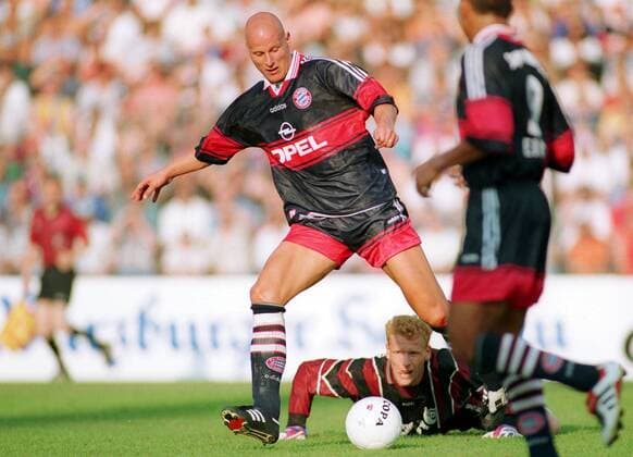 Carsten Jancker (li., Bayern) gegen Torwart Peter Hofmann (Waldberg) Fußball Herren DFB-Pokal 1997 1998, Pokalspiel, DJK Waldberg - FC Bayern München 1:16 Gruppe Frankenstadion Nürnberg