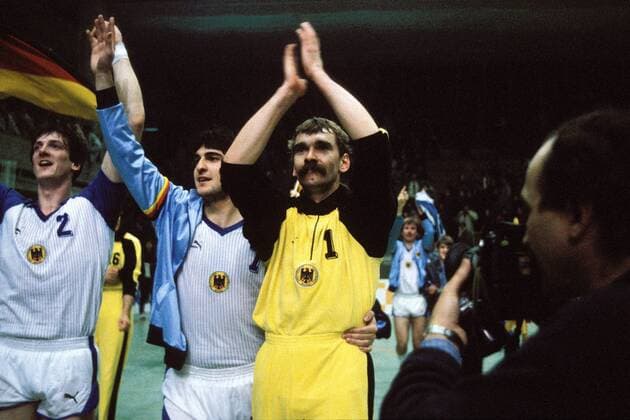 V.re. Torwart Andreas Thiel, Michael Roth und Dörhöfer (alle BRD) - Schlußjubel Handball WM Herren Weltmeisterschaft 1986, Länderspiel, Nationalmannschaft, Nationalteam, Nationaltrikot BR Deutschland Gruppe Freude,