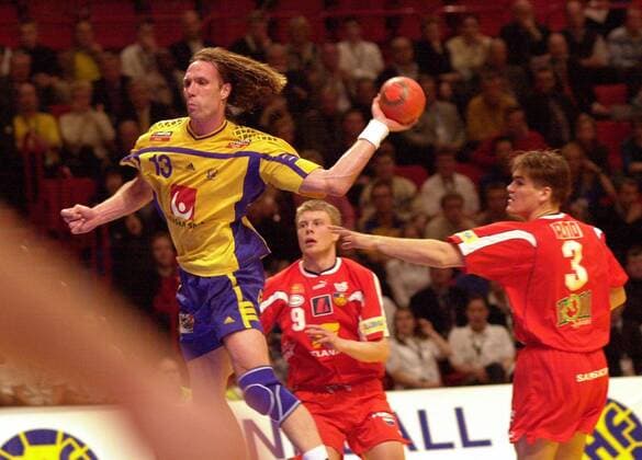 Staffan Olsson (Schweden) am Ball Handball EM Herren Europameisterschaft 2002, Schweden - Island 33:22, Länderspiel, Vdig Einzelbild Globe Arena Stockholm Dynamik, Höhe,