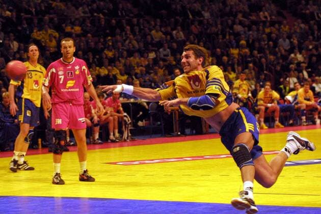 Magnus Wislander (re., Schweden) - Torwurf Handball EM Herren Europameisterschaft 2002, Schweden - Island 33:22, Nationalmannschaft, Nationalteam, Nationaltrikot Einzelbild Globe Arena Stockholm Dynamik,