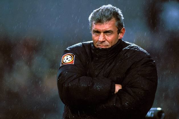 Trainer Dietmar Demuth (St.Pauli) steht im Regen Fußball 1. BL Herren Saison 2001 2002, FC St. Pauli Einzelbild Stadion am Millerntor Hamburg