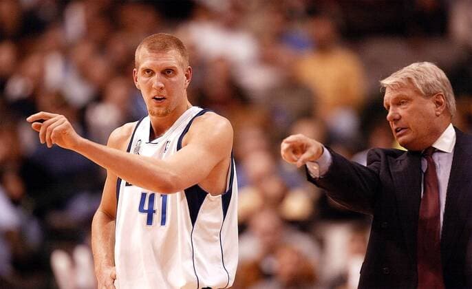 Dirk Nowitzki (li.) und Head-Coach Don Nelson (beide Mavericks) Basketball Herren NBA 2001 2002, National Basketball Association, Dallas Mavericks Gruppe AmericanAirlines Center Dallas