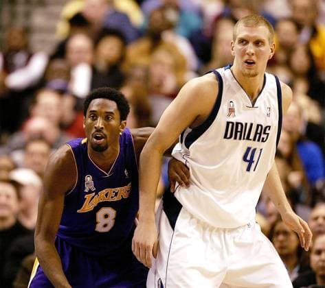 Dirk Nowitzki (re., Mavericks) gegen Kobe Bryant (Lakers) Basketball Herren NBA 2001 2002, National Basketball Association, Dallas Mavericks - Los Angeles Lakers 94:101, LA, Gruppe AmericanAirlines Center Dallas
