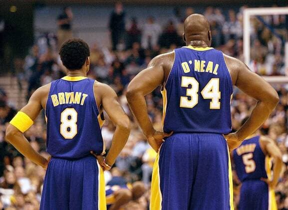 Kobe Bryant (li.) und Shaquille O Neal (Lakers) Basketball Herren NBA 2001 2002, National Basketball Association, Dallas - Los Angeles Lakers 94:101 Gruppe AmericanAirlines Center Dallas
