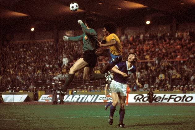 Jairzinho (Brasilien, Mitte) im Luftduell mit Torwart Jürgen Croy (li.) und Konrad Weise (beide DDR) Fußball WM Herren Weltmeisterschaft 1974, Länderspiel, Brasilien - DDR 1:0, Nationalmannschaft, Nationalteam Gruppe Niedersachsenstadion Hannover Dynamik, Höhe