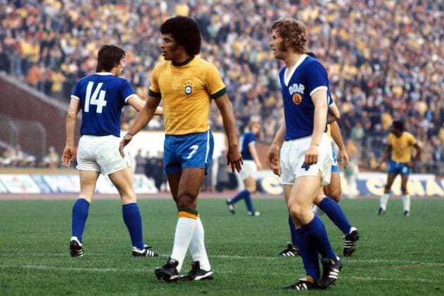 Jairzinho (Brasilien, li.) und Konrad Weise (DDR) Fußball WM Herren Weltmeisterschaft 1974, Länderspiel, Brasilien - DDR 1:0, Nationalmannschaft, Nationalteam Gruppe Niedersachsenstadion Hannover