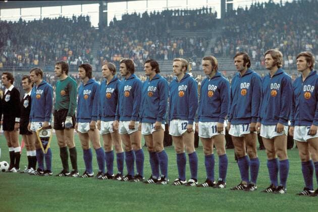 Mannschaftsfoto DDR v. re.: Martin Hoffmann, Konrad Weise, Erich Hamann, Joachim Streich, Siegmar Wätzlich, Reinhard Lauck, Lothar Kurbjuweit, Gerd Kische, Jürgen Sparwasser, Torwart Jürgen Croy und Bernd Bransch Fußball WM Herren Weltmeisterschaft 1974, Länderspiel, Nationalmannschaft, Nationalteam Totale Niedersachsenstadion Hannover