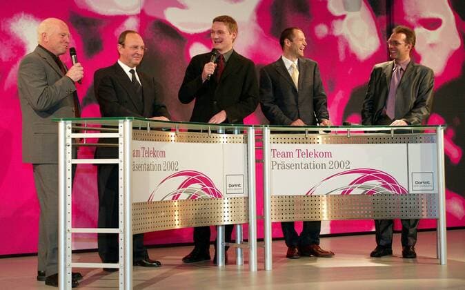 V.li.: Sportdirektor Rudy Pevenage, Teamchef Walter Godefroot (beide Belgien), Sportmoderator Hagen Boßdorf, Sportlicher Leiter Mario Kummer und Pressesprecher Team Telekom Olaf Ludwig (alle Deutschland) Radsport Herren Präsentation Team Telekom 2002, Vorstellung, Pressetermin, Radrennsport, Straßenradsport, Vdig Gruppe Dorint Hotel Schweizerhof, Bossdorf Berlin