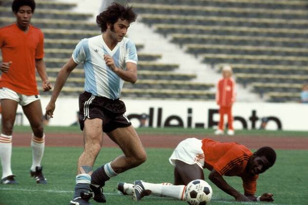 Mario Alberto Kempes (Argentinien, li.) am Ball Fußball WM Herren Weltmeisterschaft 1974, Länderspiel, Argentinien - Haiti 4:1, Nationalmannschaft, Nationalteam Gruppe Olympiastadion München Dynamik,