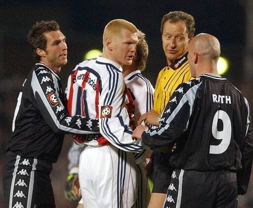 Stefan Effenberg (Mitte, Bayern) und Schiedsrichter Hellmut Krug (Gelsenkirchen) diskutieren mit Rath (re.), Jochen Kientz (beide St. Pauli) versucht sich als Schlichter Fußball 1. BL Herren Saison 2001 2002, FC St. Pauli - FC Bayern München 2:1, Vdig Gruppe Stadion am Millerntor Hamburg Spannung,