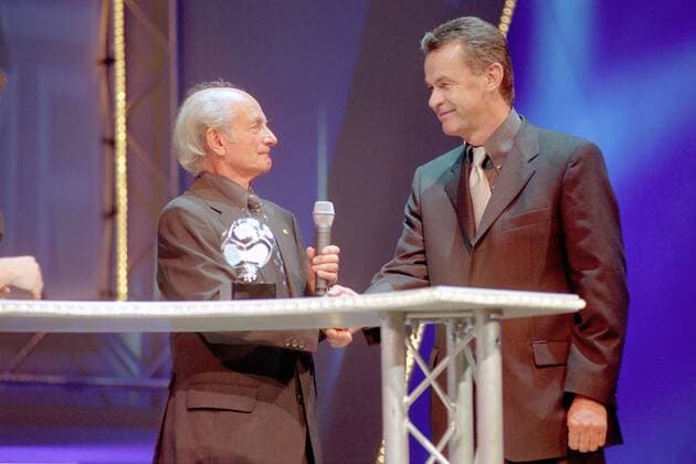 Dettmar Cramer (li.) beglückwünscht Trainer Ottmar Hitzfeld (Bayern) Fußball 1. BL Herren Weltfußball-Gala 2000, Fußballgala, Fest, Festveranstaltung, Feier, Sportgala, Ehrung, Gruppe Detmar Rotenburg a. d. Fulda Freude,
