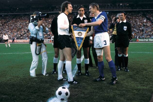 Franz Beckenbauer (BRD, li.) und Bernd Bransch (DDR) mit shakehands unter der Aufsicht von FIFA-Schiedsrichter Ramon Barreto Ruiz (Uruguay) Fußball WM Herren Weltmeisterschaft 1974, Länderspiel, DDR - BR Deutschland 1:0, Nationalmannschaft, Nationalteam Gruppe Volksparkstadion Hamburg