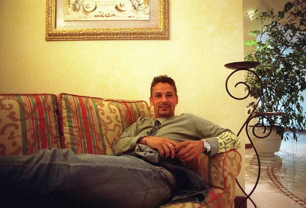 Roberto Baggio (Brescia) lässig auf dem Sofa Fußball Herren Serie A 2001 2002, 1. Italienische Liga, Brescia Calcio Einzelbild Ruhe,