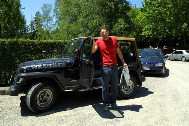 Torwart Christian Abbiati (Milan) mit seinem Jeep Wrangler Fußball Herren Serie A 2001 2002, 1. Italienische Liga, AC Mailand Einzelbild