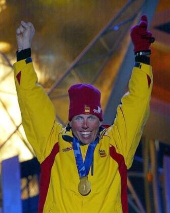 Siegerehrung: Olympiasieger Johann Mühlegg (Spanien) mit Goldmedaille Nordischer Skilauf OS Winter Herren Olympische Winterspiele 2002, Olympia, Olympiade, Spiele, Nordischer Skisport, Ski Nordisch Einzelbild Soldier Hollow Salt Lake City Utah Glück, Freude,