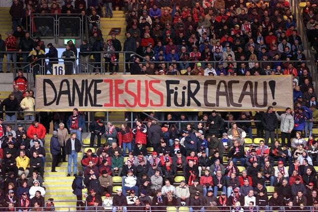 Nürnberger Fans danken Jesus für Cacau Fußball 1. BL Herren Saison 2001 2002, 1. FC Nürnberg, Vdig Totale Frankenstadion Nürnberg