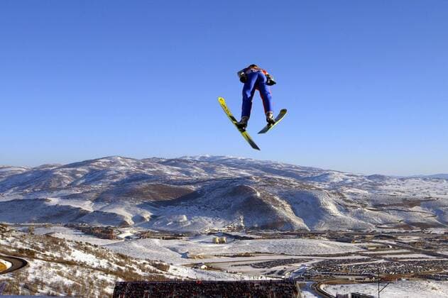 Skispringer schwebt über Salt Lake City Skispringen OS Winter Herren Olympische Winterspiele 2002, Olympia, Olympiade, Spiele, Ski Nordisch, Nordischer Skisport, Vdig Totale Utah Olympic Park Salt Lake City Weite, Höhe,