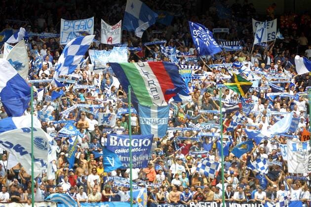 Tifosi von Brescia schwenken ihre Fanfahnen Fußball Herren Serie A 2000 2001, 1. Italienische Liga, Brescio Calcio, Vdig Totale Stadio Mario Rigamonti Brescia Begeisterung