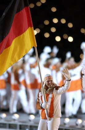 Hilde Gerg (Deutschland) - Fahnenträgerin der deutschen Olympiamannschaft Alpiner Skilauf OS Winter Damen Olympische Winterspiele 2002, Olympia, Olympiade, Spiele, Eröffnung, Eröffnungsfeier, Feier, Vdig Einzelbild Rice Eccles Stadium Salt Lake City Freude,