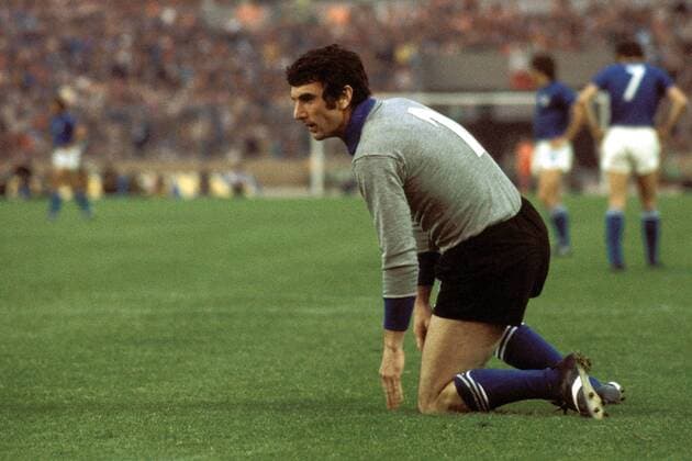 Torwart Dino Zoff (Italien) steht auf Fußball WM Herren Weltmeisterschaft 1974, Länderspiel, Nationalmannschaft, Nationalteam Einzelbild Neckarstadion Stuttgart