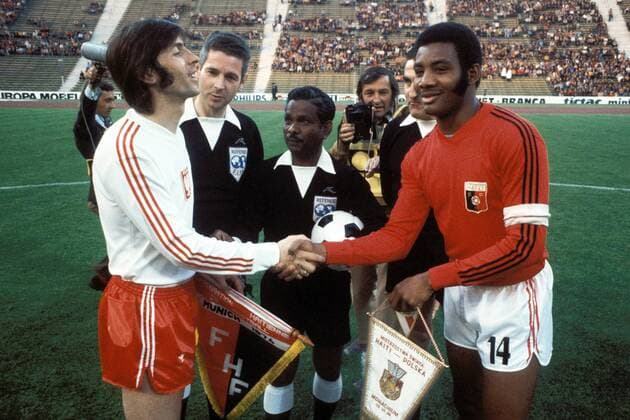 V.li.: Kapitän Kazimierz Deyna (Polen), Schiedsrichterassistent Walter Eschweiler (Deutschland), Schiedsrichter Govinahsamy Suppiah (Singapur) und Kapitän Wilner Nazaire (Haiti) beim Wimpeltausch Fußball WM Herren Weltmeisterschaft 1974, Länderspiel, Nationalmannschaft, Nationalteam, Nationaltrikot Gruppe Olympiastadion München