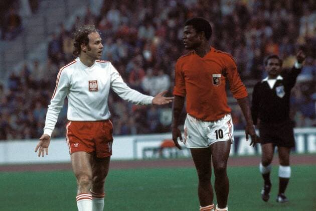 Grzegorz Lato (Polen, li.) und Guy Francois (Haiti) debattieren Fußball WM Herren Weltmeisterschaft 1974, Länderspiel, Nationalmannschaft, Nationalteam, Nationaltrikot Gruppe Olympiastadion München