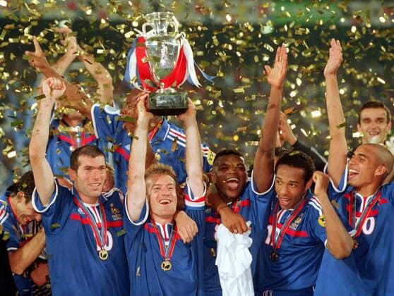 Europameister Frankreich, v.li.: Zinedine Zidane, Didier Deschamps, Marcel Desailly, Thierry Henry, David Trezeguet Fußball EM Herren Europameisterschaft 2000, Länderspiel, Nationalmannschaft, Nationalteam, Nationaltrikot, Finale, Gruppe De Kuip Rotterdam Begeisterung, Freude,