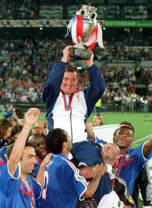 Nationaltrainer Roger Lemerre (Frankreich) wird von seinem Team auf Schultern getragen Fußball EM Herren Europameisterschaft 2000, Länderspiel, Nationalmannschaft, Nationalteam, Nationaltrikot, Finale, Totale De Kuip Rotterdam Glück, Begeisterung, Freude,