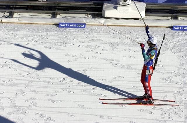 Ole-Einar Björndalen (Norwegen) fährt jubelnd ins Ziel Biathlon OS Winter Herren Olympische Winterspiele 2002, Olympia, Olympiade, Spiele, Ski Nordisch, Nordischer Skisport Einzelbild Soldier Hollow Salt Lake City Utah Freude,