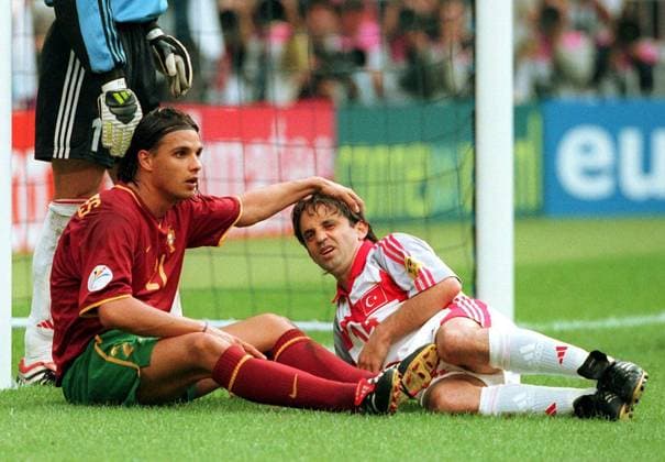 Nuno Gomes (li., Portugal) und Suat Kaya (Türkei) am Boden Fußball EM Herren Europameisterschaft 2000, Länderspiel, Nationalmannschaft, Nationalteam, Nationaltrikot, Gruppe Amsterdam ArenA Amsterdam