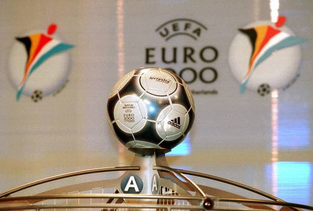 Der Offizielle Spielball der Euro 2000: Adidas Terrestra Fußball Herren Gruppenauslosung 1999 der Europameisterschaft 2000, Einzelbild Brüssel