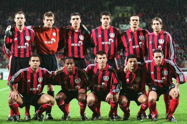 Mannschaftsfoto Bayer 04 Leverkusen; hi.R.v.li.: Jens Nowotny, Torhüter Hans-Jörg Butt, Lucio, Michael Ballack, Boris Zivkovic und Diego Placente; vo.R.v.li.: Ulf Kirsten, Ze Roberto, Bernd Schneider, Yildiray Bastürk und Oliver Neuville Fußball EC 1 Herren Champions League 2001 2002, Bayer 04 Leverkusen, Vneg Totale BayArena Leverkusen
