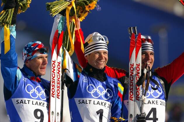 Siegerehrung, v. li.: Raphael Poiree (Frankreich), Olympiasieger Ole-Einar Björndalen (Norwegen) und Ricco Gross (Deutschland) Biathlon OS Winter Herren Olympische Winterspiele 2002, Olympia, Olympiade, Spiele, Nordischer Skisport, Ski Nordisch Gruppe Soldier Hollow Salt Lake City Utah Freude,