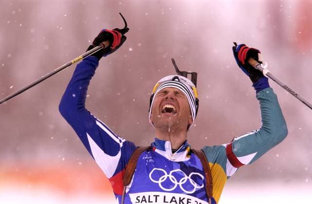 Schlußläufer Ole Einar Björndalen (Norwegen) - Siegesjubel beim Zieleinlauf Der insgesamt 6-fache Olympiasieger brachte das Kunststück fertig bei den Olympische Spielen in Salt Lake City 2002 alle Biathlon Wettbewerbe zu gewinnen Biathlon OS Winter Herren Olympische Winterspiele 2002, Olympia, Olympiade, Spiele, Staffel, Staffelrennen, Ski nordisch, Einzelbild Soldier Hollow Salt Lake City Utah Glück Freude, Begeisterung,