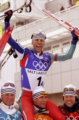 Siegesjubel Norwegen: Schlußläufer Ole Einar Björndalen auf den Schultern von Egil Gjelland, li. Frode Andresen, re. Halvard Hanevold Biathlon OS Winter Herren Olympische Winterspiele 2002, Olympia, Olympiade, Spiele, Staffel, Staffelrennen, Ski nordisch, Gruppe Soldier Hollow Salt Lake City Utah Begeisterung, Freude,