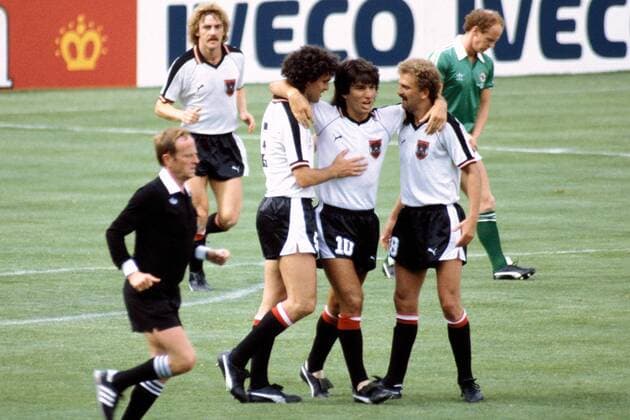 V. li.: Bruno Pezzey, Reinhold Hintermaier, Herbert Prohaska (alle Österreich) - Jubel Fußball WM Herren Weltmeisterschaft 1982, Nationalmannschaft, Nationalteam Gruppe Estadio Vicente Calderon, Länderspiel Madrid Freude,
